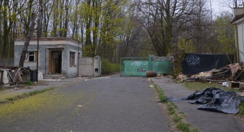 Dawny szpital w lasku znika na naszych oczach [FOTOGALERIA]