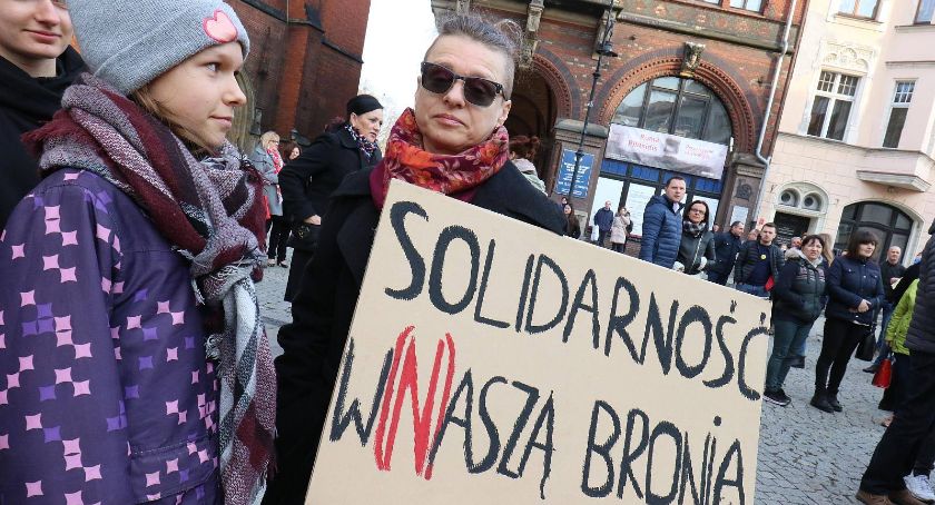 Wiec poparcia dla strajkujących nauczycieli w legnickim rynku