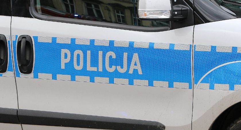 Naćpany kierowca wpadł w ręce policji, jak jechał Chryslerem przez wioskę