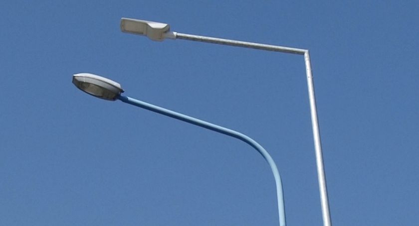 Po co tyle latarni na os. Kopernika? I dlaczego jedne świecą, a drugie nie?