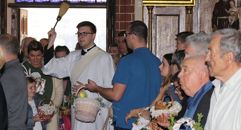 Święcenie pokarmów w legnickiej katedrze. Grób Pański [FOTOGALERIA]