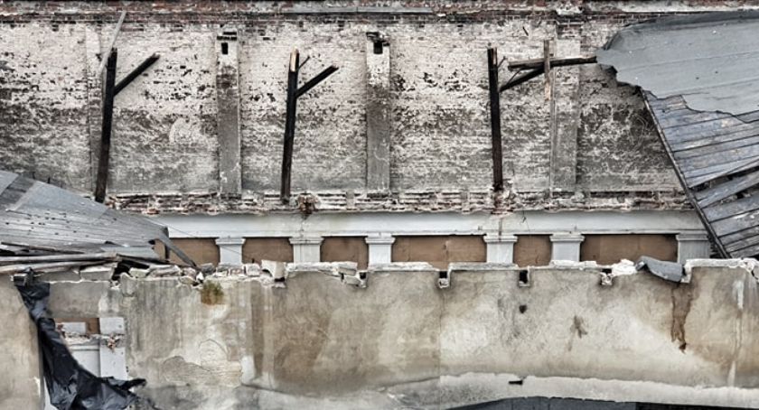 Zawalił się dach byłego teatru varietes na Zakaczawiu