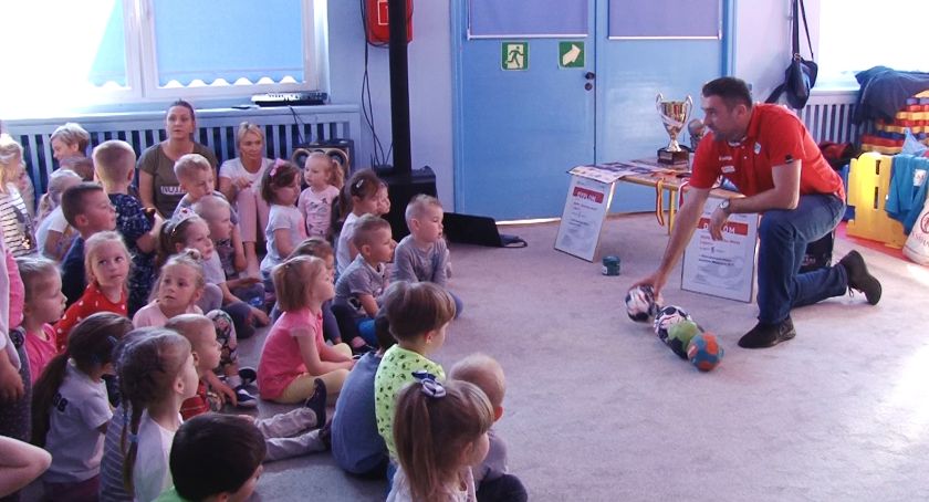 Piłkarze ręczni Siódemki u przedszkolaków z Wesołej Dwudziestki