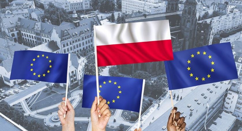 Odbierz w ratuszu darmową flagę Polski przed majówką
