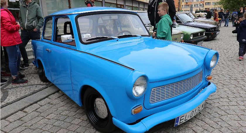 Legnickie klasyki motoryzacji zaparkowały na płycie rynku