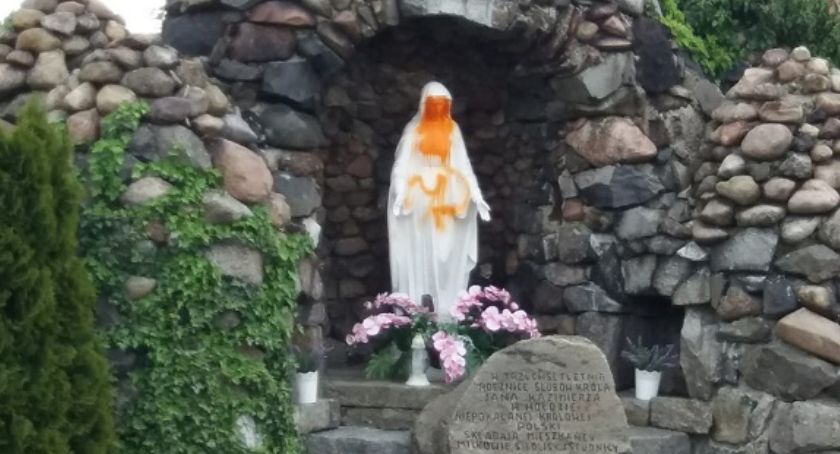 Dwaj pijani 18-latkowie zniszczyli figurę Maryi w Miłkowicach