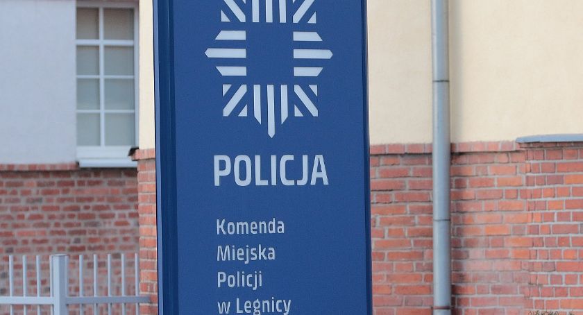 Kobieta wypadła z balkonu na czwartym piętrze. Przeżyła!
