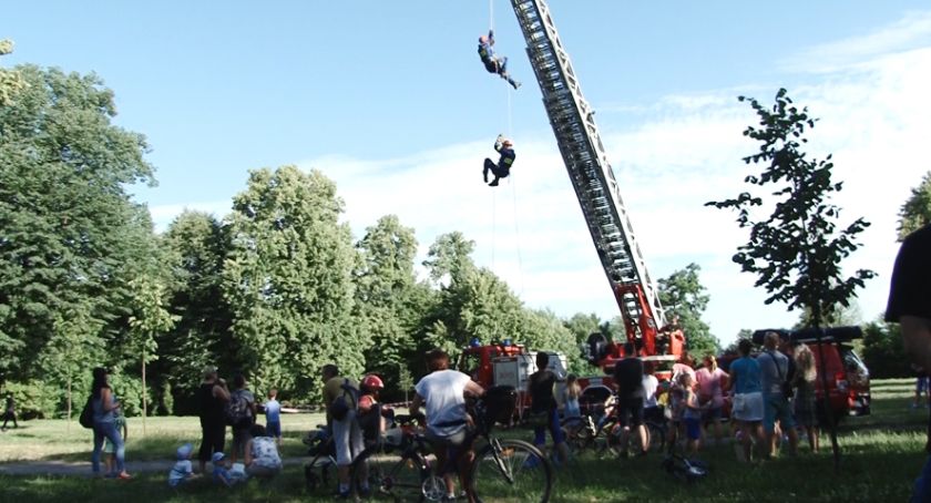 Policjanci z drogowcami szykują piknik na szkolnym podwórku