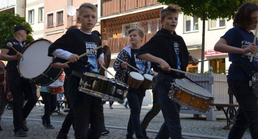 Bębniarze przeszli rynkiem – drugi dzień Drum Battle – Legnica 2019