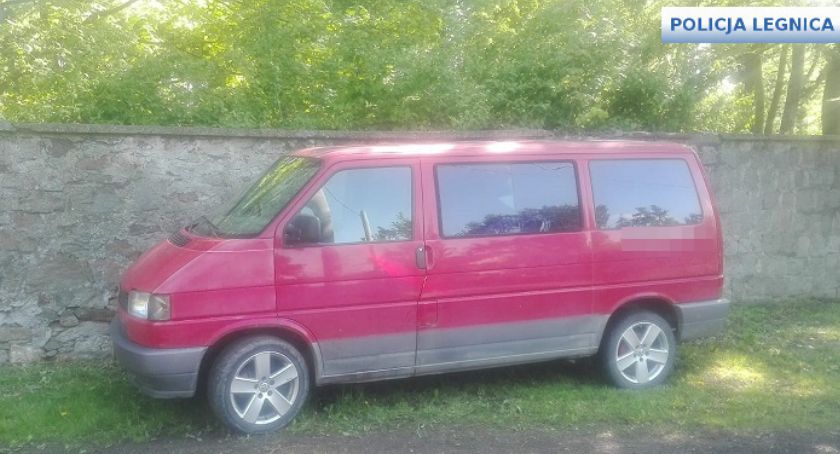 Policja odzyskała skradzionego busa. Złodziej wciąż poszukiwany