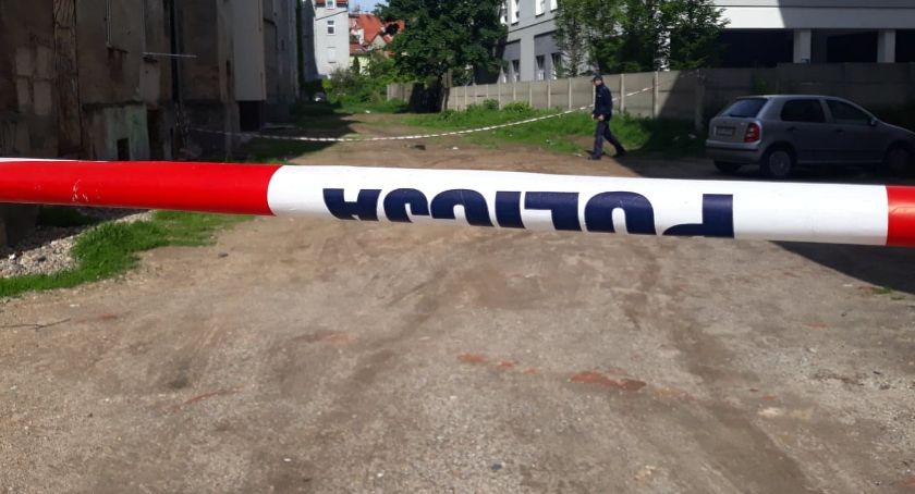 Granat na podwórku. Policja ustala skąd się tam wziął