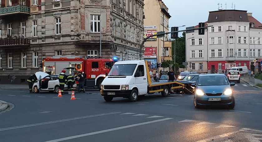 Kolizja dwóch samochodów na jednym z głównych skrzyżowań miasta