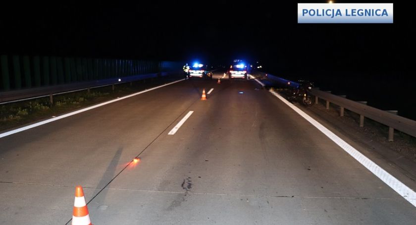Motocyklista zginął na autostradzie między Krzywą a Jadwisinem