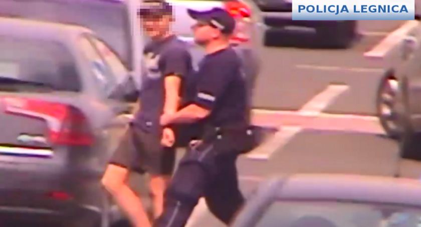 Nastoletni uciekinierzy przyłapani na kradzieży w Auchanie
