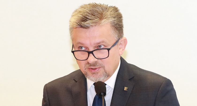 Żona prominentnego polityka PiS na etacie u prezydenta Krzakowskiego