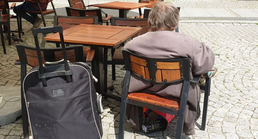 Legniczanka chce zafundować kloszardom pobyt w Holiday Inn