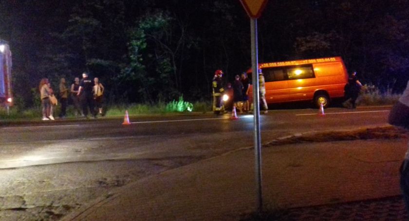 Bus przewożący ludzi wpadł do rowu przy ul. Złotoryjskiej