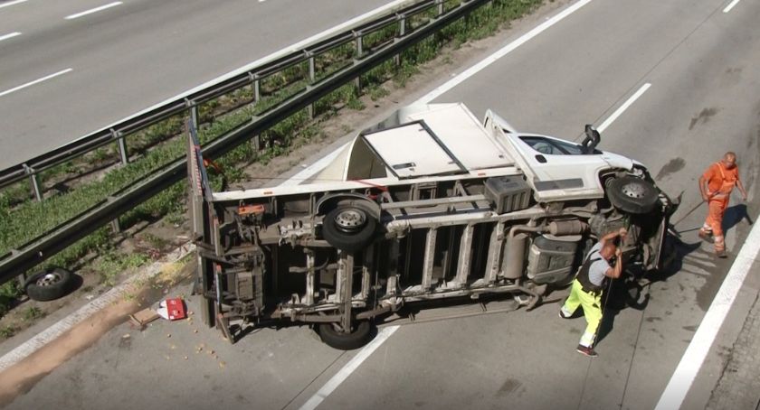 Wypadek na autostradzie A4. Pękła opona w busie, kierowca w szpitalu