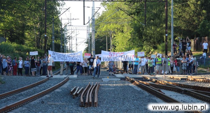 Protest na torach przyniósł skutek. Pociągi KD zatrzymają się w wioskach
