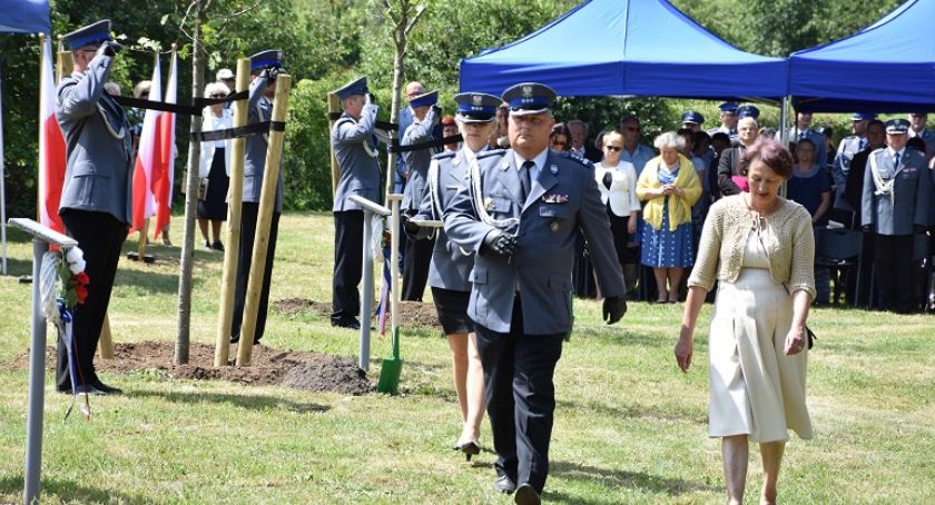 W Legnicy posadzono dęby dla pomordowanych policjantów II RP