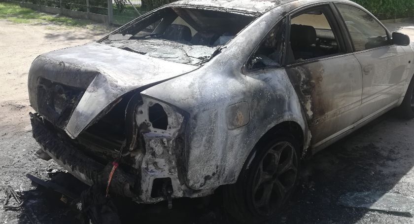 W centrum Legnicy płoną samochody. Policja prowadzi śledztwo