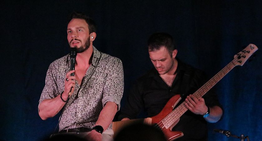 Galeria Piastów nocą. Koncert Sławka Uniatowskiego