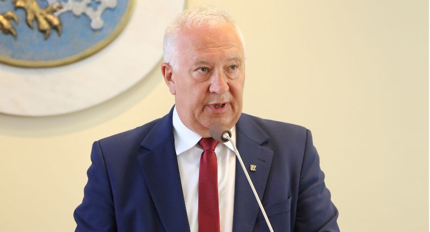 Tadeusz Krzakowski otrzymał od radnych wotum zaufania