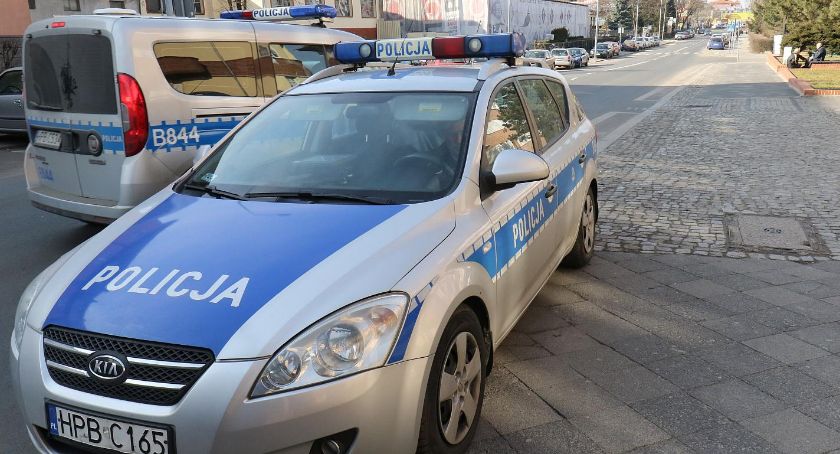 Policjanci kontrolują trzeźwość kierowców
