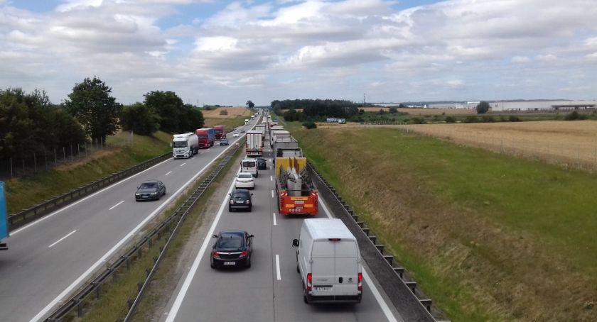 Zderzenie dwóch aut na autostradzie A4