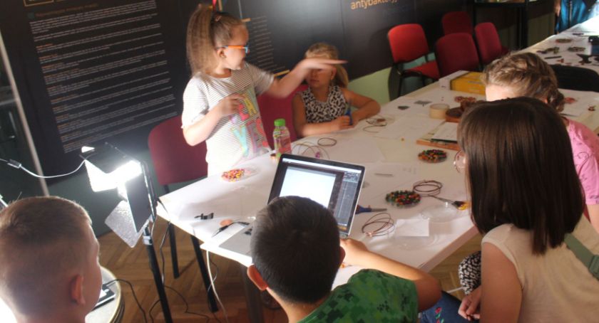 Dzieci robią film z miedzianych elementów, czyli projekt 