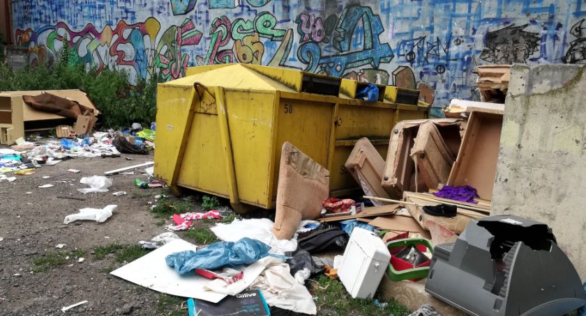 Mieszkańcy narzekają na górę śmieci, LPGK nie widzi problemu 