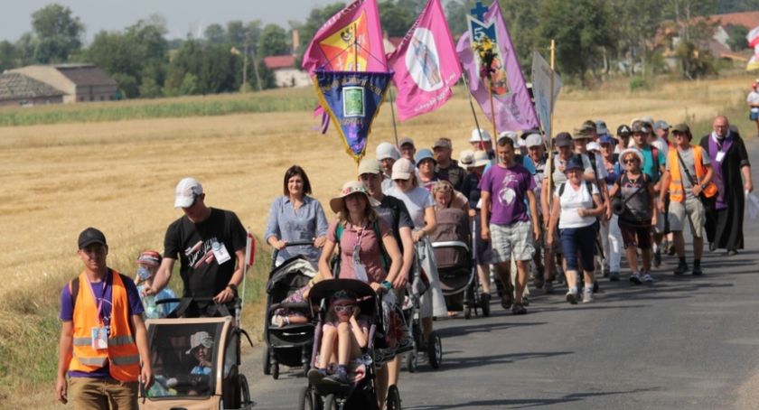 Pielgrzymi idą z Legnicy na Jasną Górą. Do pokonania ponad 260 km