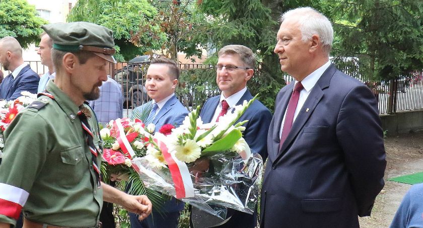 Godzina „W” w Legnicy. Hołd pod tablicą Szarych Szeregów