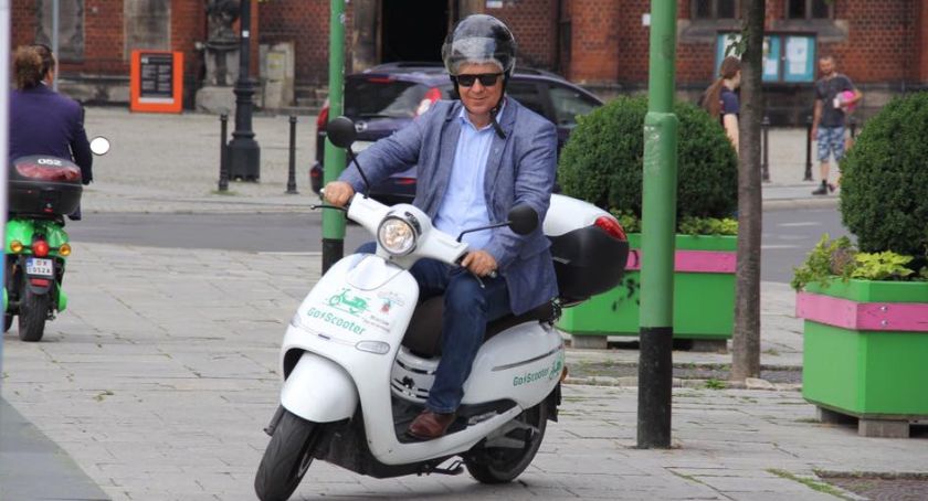 Prezydent Tadeusz Krzakowski przesiada się z roweru na skuter