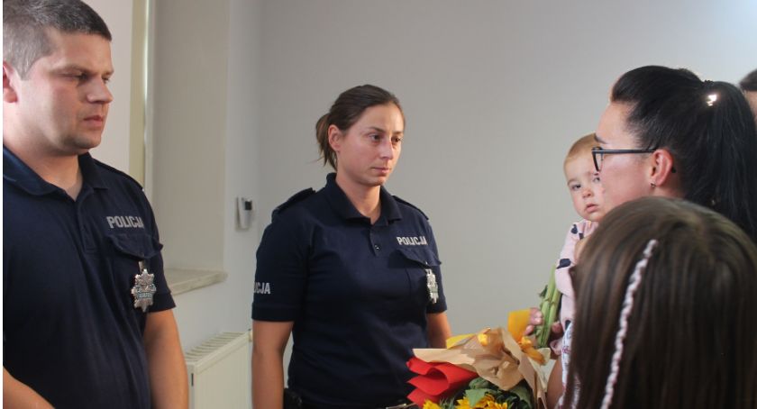 Policjanci uratowali kierowcę z płonącego auta. Były łzy i podziękowania 