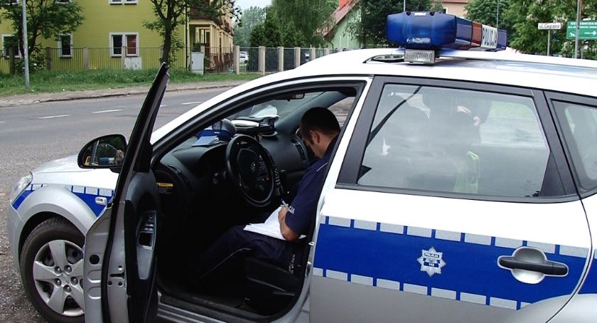 Jechał na czerwonym, bez OC i przeglądu, ale za to ze 