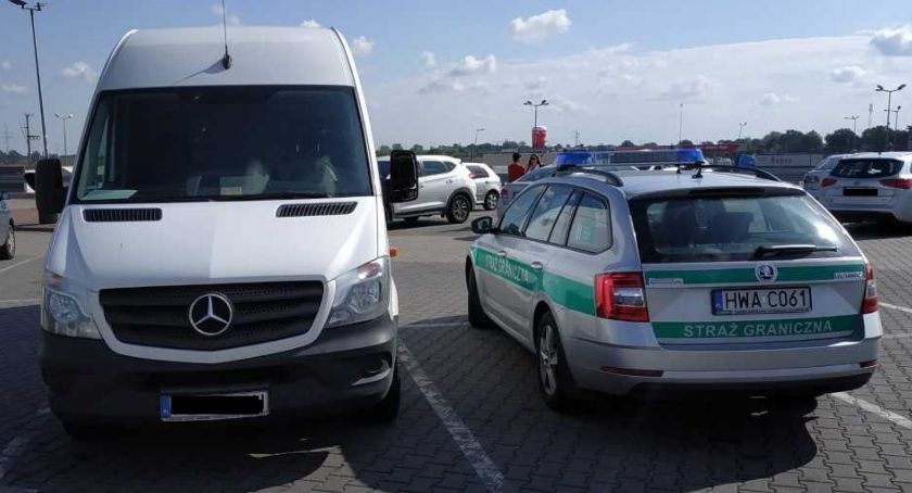 Skradziony w Niemczech Mercedes stał na parkingu w Okmianach