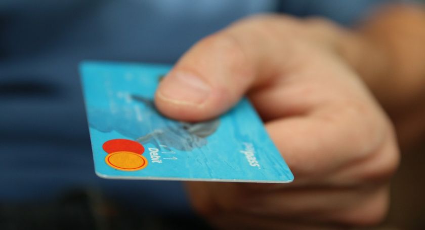 Znalazł kartę bankomatową i ruszył na zakupy. Grozi mu odsiadka