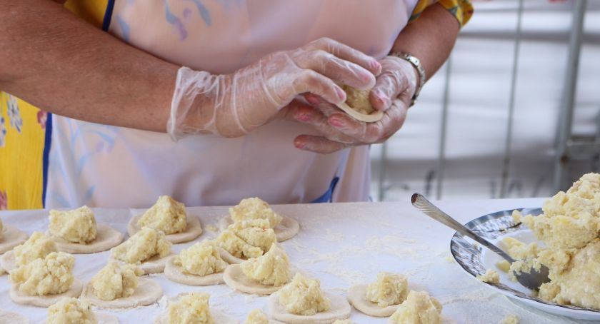 304 pierogi w 30 minut - znamy mistrza Legnicy w lepieniu pierogów 