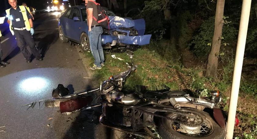 Zderzenie motocykla z osobówką. Kierowca uciekł z miejsca wypadku [FOTO]
