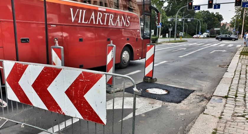 Tydzień naprawiali studzienkę na ul. Pocztowej, bo firmie zabrakło asfaltu