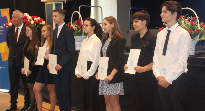  Stypendia i wyróżnienia na dobry początek roku szkolnego [FOTO]