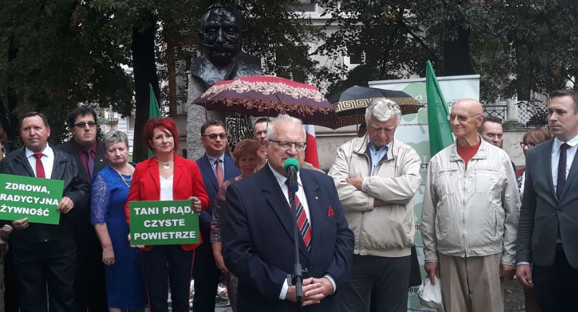 Kandydaci PSL i Kukiza pod legnickim pomnikiem Wincentego Witosa [FOTO]