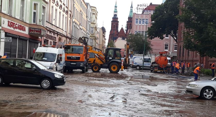  Poważna awaria sieci wodociągowej w centrum Legnicy [FOTO]