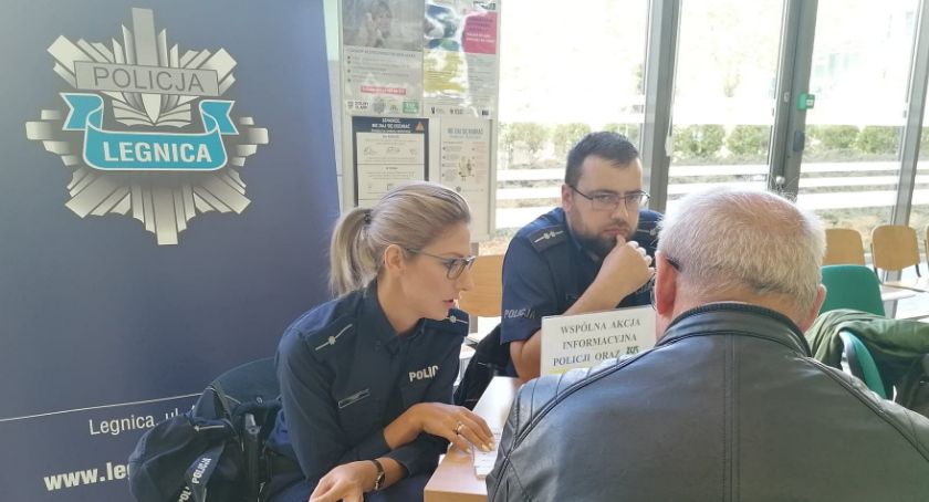 Policjanci w siedzibie legnickiego ZUS-u z myślą o kieszeniach seniorów