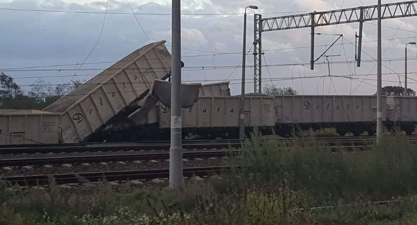 Awaria po wykolejeniu pociągu usunięta. Pociągi znowu na torach