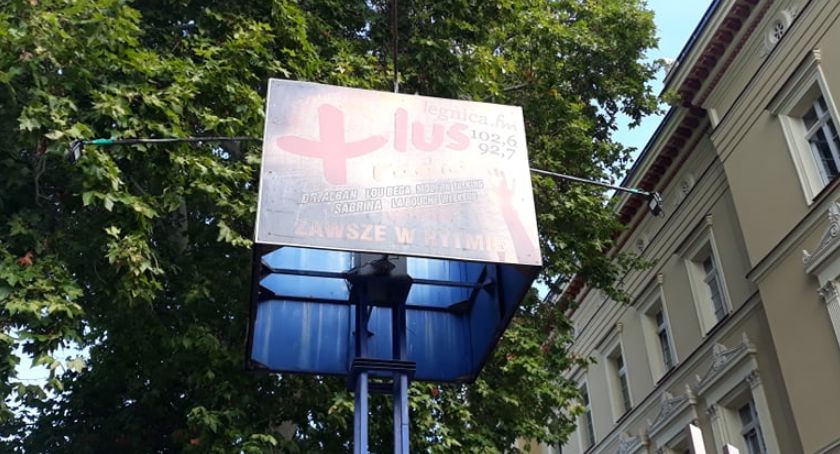 Senator PiS dotrzymała słowa. Jej wyborczy billboard zniknął z terenu szkoły