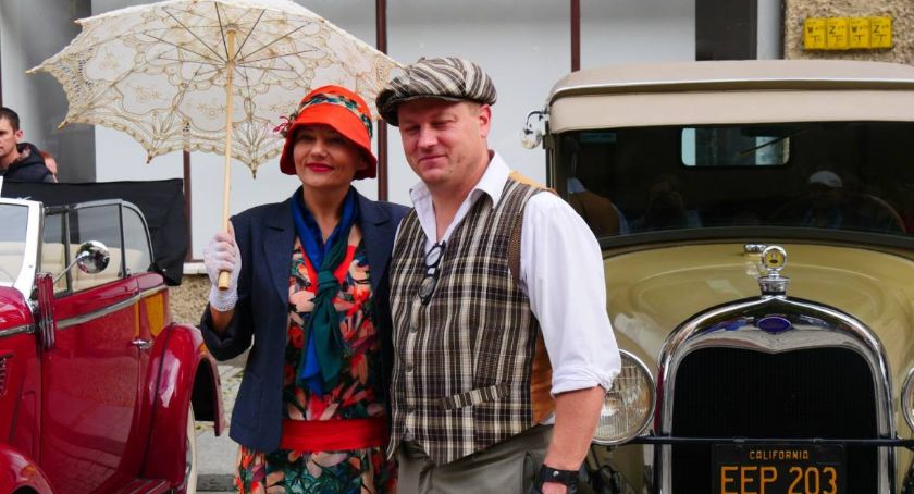 W legnickim rynku zaparkowały zjawiskowe automobile [ZDJĘCIA]