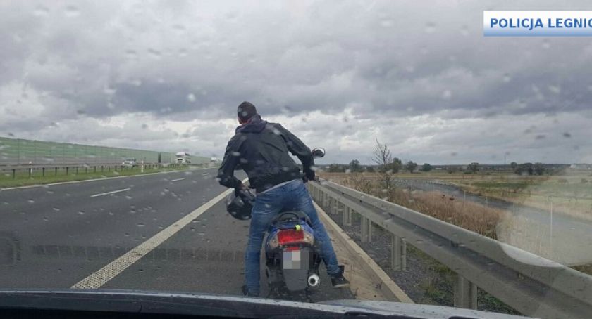 Jechał motorowerem po ekspresówce. Jak się tłumaczył drogówce?