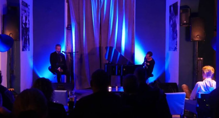 Czwartkowy wieczór z improwizacjami muzycznymi w Art Cafe Modjeska [FOTO]